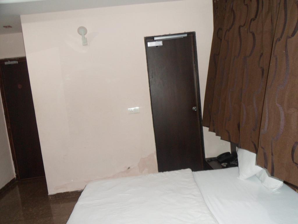 Hotel Silver Plaza Ahmedabad Ruang foto