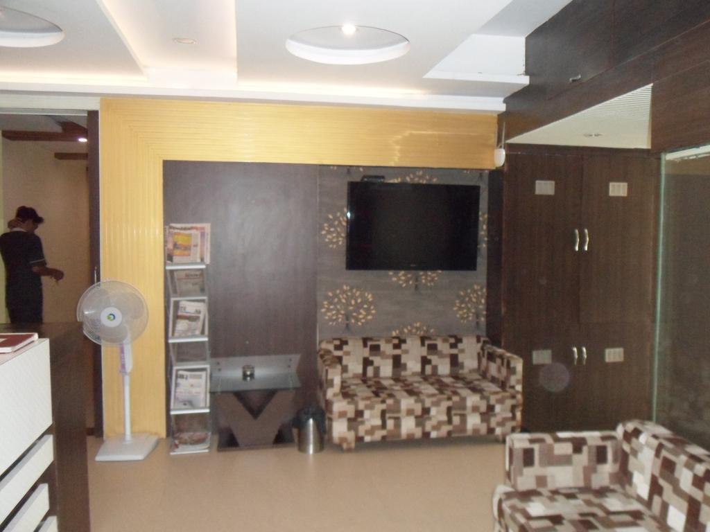 Hotel Silver Plaza Ahmedabad Bagian luar foto