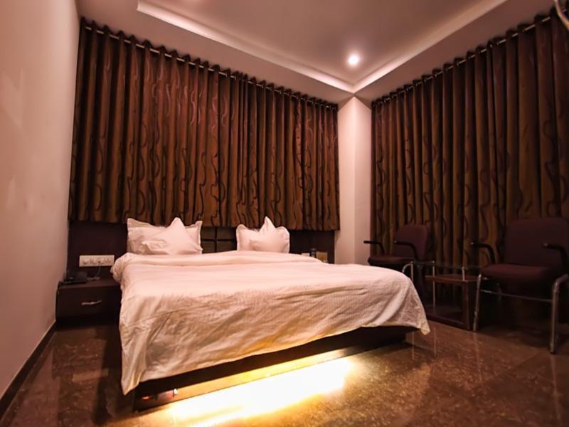 Hotel Silver Plaza Ahmedabad Bagian luar foto