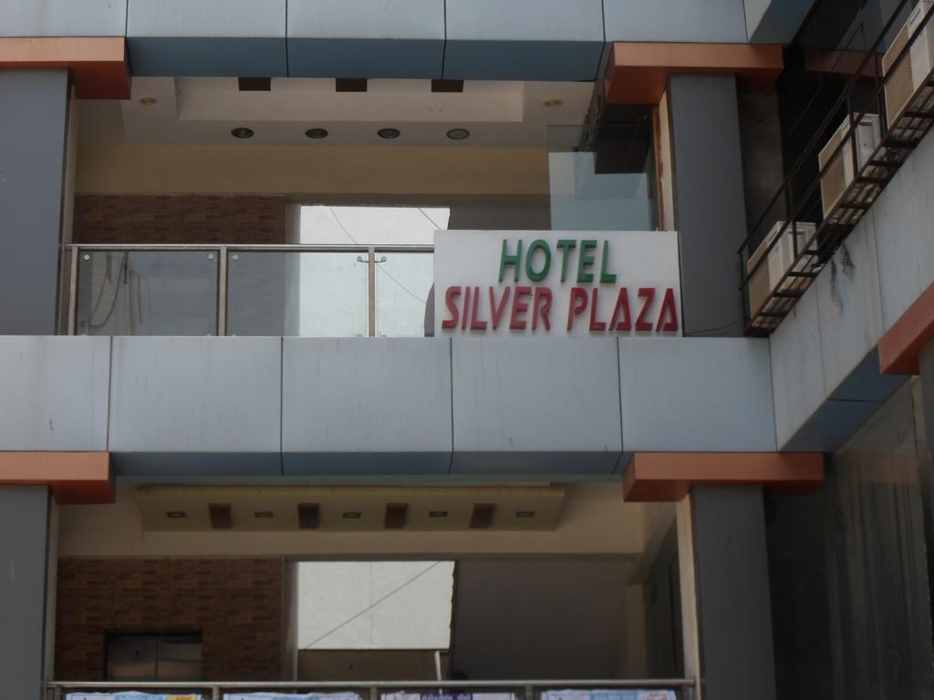 Hotel Silver Plaza Ahmedabad Bagian luar foto
