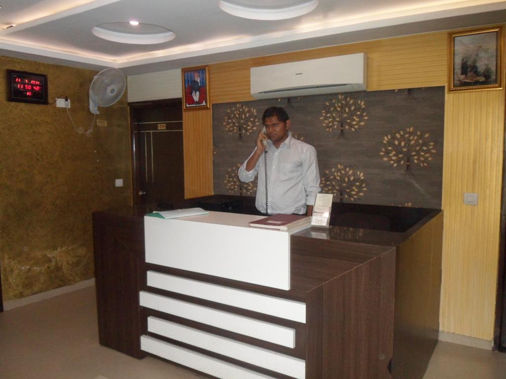 Hotel Silver Plaza Ahmedabad Bagian luar foto