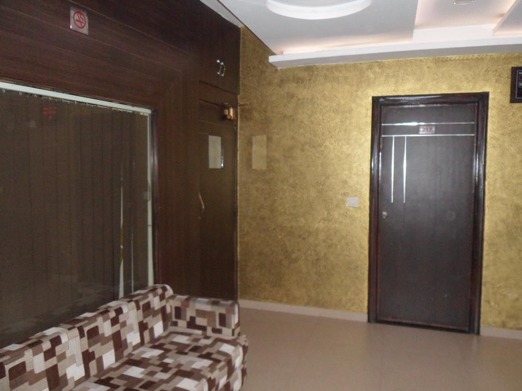 Hotel Silver Plaza Ahmedabad Bagian luar foto