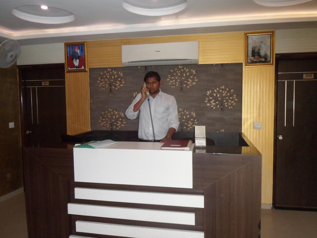 Hotel Silver Plaza Ahmedabad Bagian luar foto